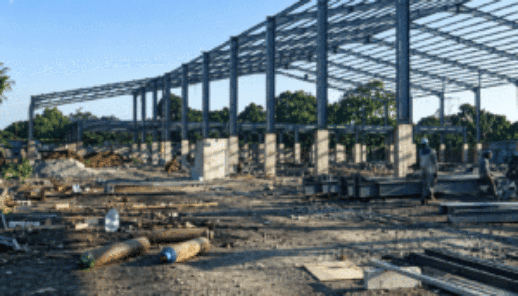 Gudang Legok, Tangerang, Luas Bangunan: 4.000 m² Jenis Bangunan: Gudang Industri, Struktur Utama: Baja WF Lingkup Pekerjaan: Pondasi & Struktur Baja, Durasi: 6 Bulan